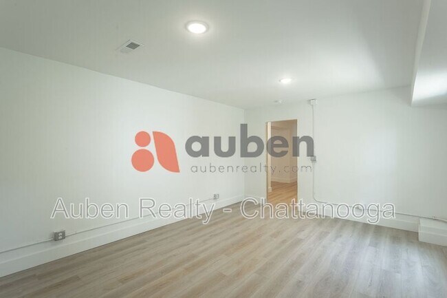 Building Photo - 1813 E 4th St