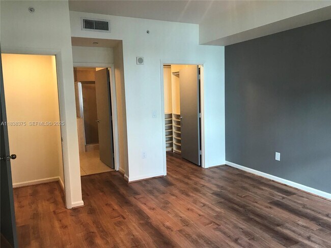 Building Photo - 3340 NE 190th St