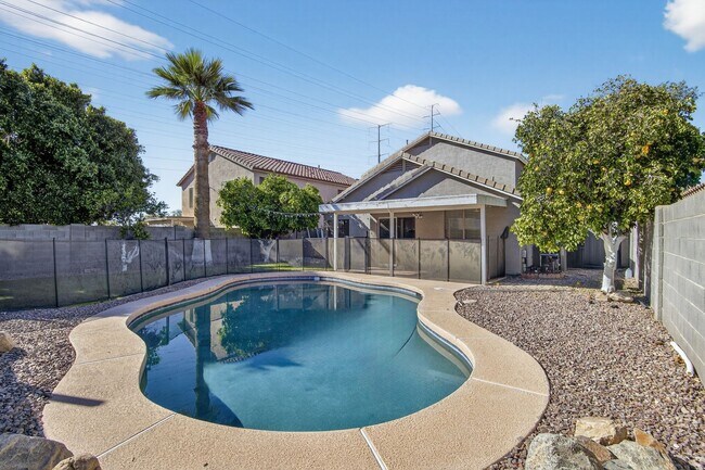 Building Photo - Gilbert Living with Private Pool