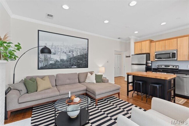 Building Photo - 5621 Pershing Ave