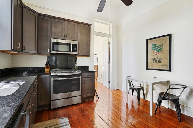 Building Photo - Large 1 bedroom apartment in heart of Uptown