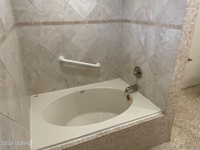 Building Photo - 5830 E Cll Del Ciervo