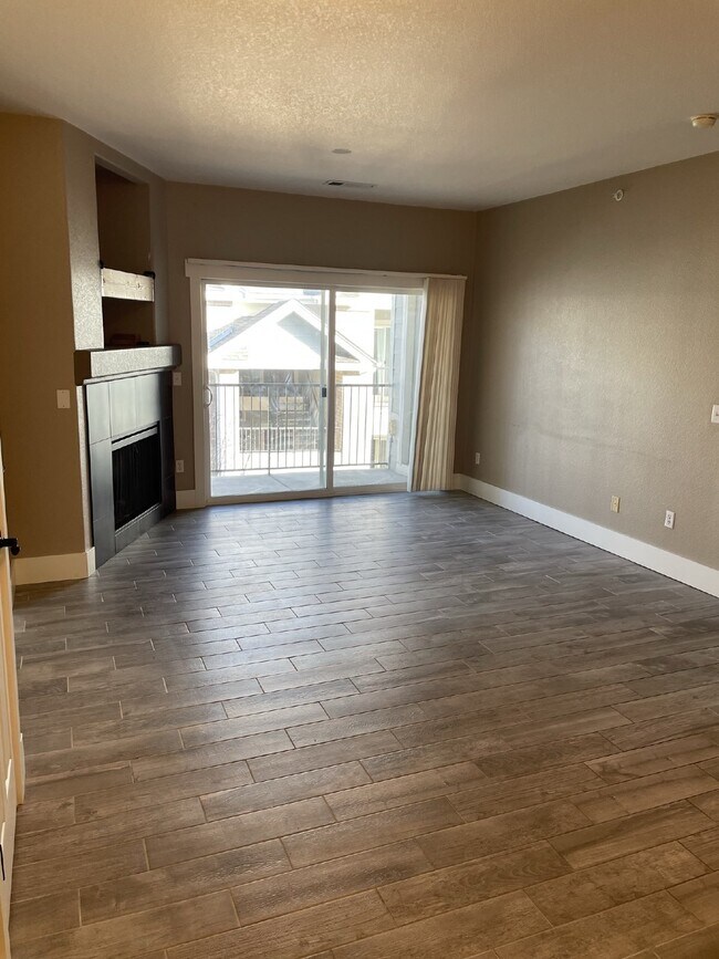 Building Photo - "Spacious 3-Bedroom Condo Retreat with Cozy Fireplace in Denver's Desirable Locale!"