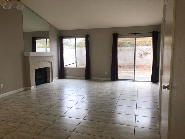 Building Photo - GORGEOUS SINGLE STORY HOME IN NORTH TOWN READY FOR YOU TO RENT !!