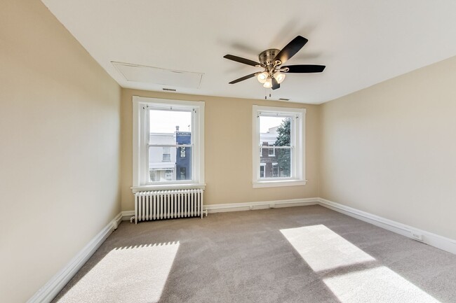 Building Photo - Spacious 3bd/2.5 bath updated townhome in ...