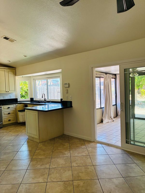 Building Photo - 45470 Clubhouse Dr