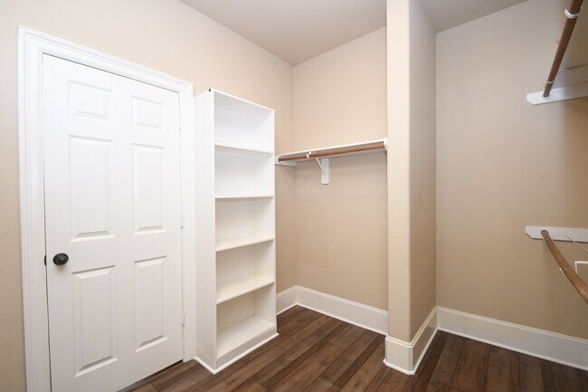 Building Photo - 606 Whitney Oaks Ln