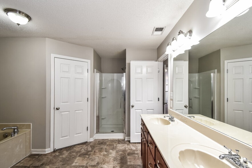 Building Photo - 8124 Loden Cove