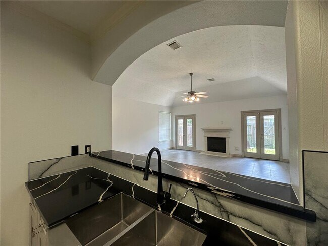 Building Photo - 2027 Marchwood Manor Dr