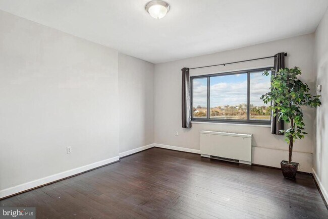 Building Photo - 1300 S Arlington Ridge Rd