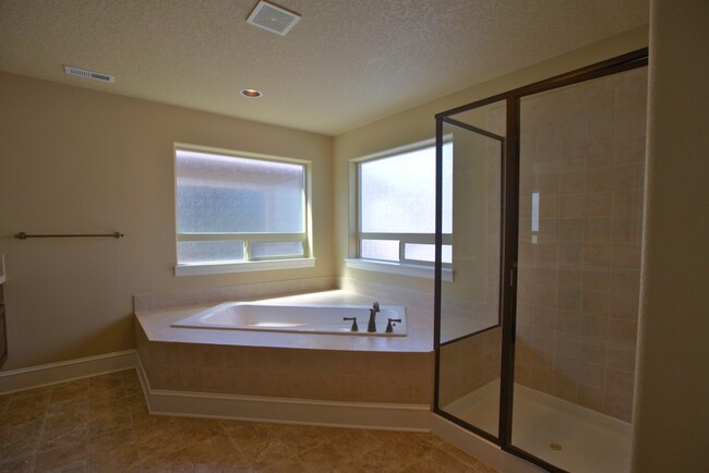 Building Photo - King City 3 Bedroom Plus Den available now !