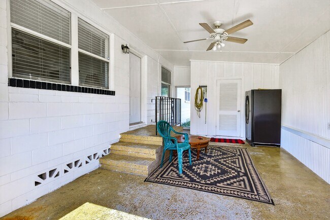 Building Photo - 6635 Blackwood Dr