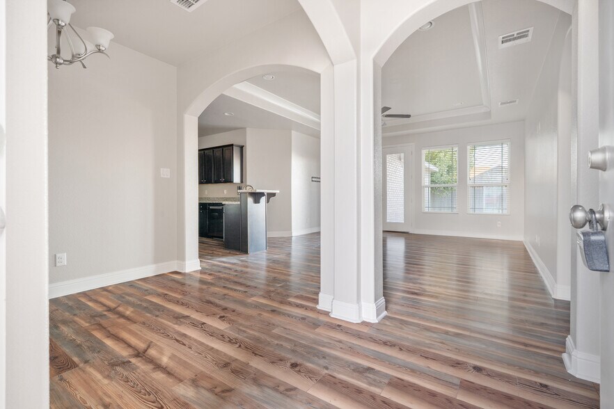 Building Photo - 6008 Ridge View St