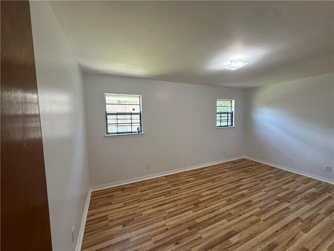 Building Photo - 2308 Crestwood Cir