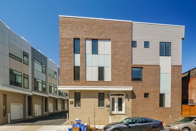 Building Photo - Stunning 4-Bedroom Townhouse with Garage and Rooftop Deck! Available late May!
