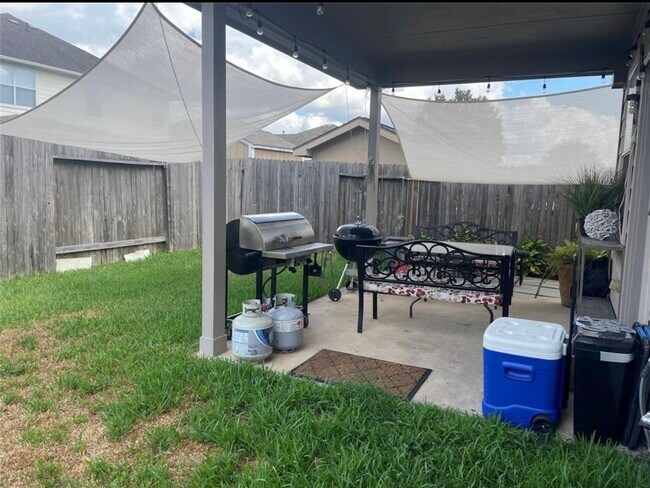 Building Photo - 21615 Falvel Sunset Ct