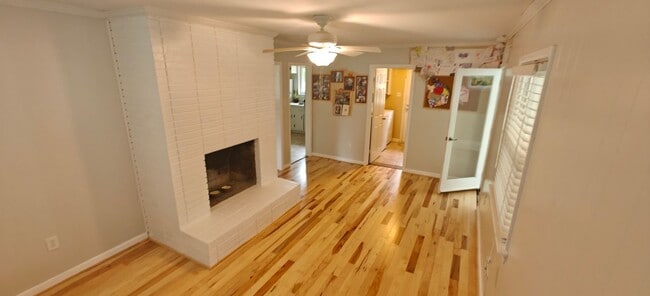 Building Photo - Walk to the river from this convenient rancher near Willow Oaks