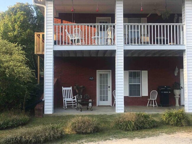 Building Photo - 176 Schools Dr