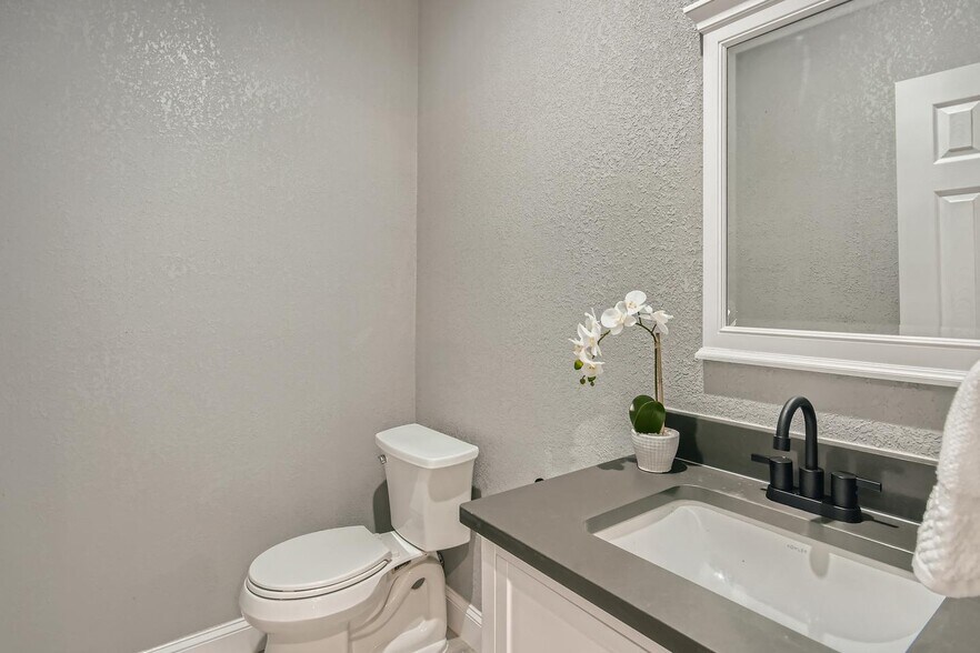 Building Photo - North Oak Cliff home 2 miles from Bishop A...