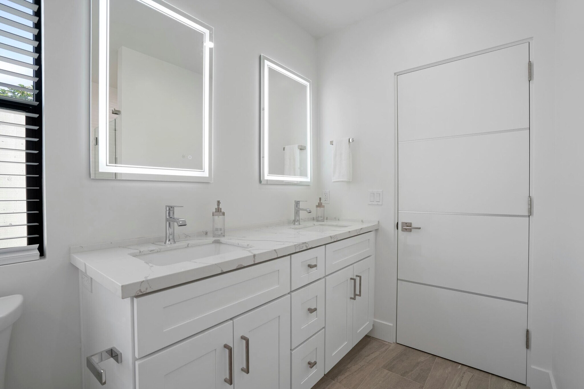 Guest Master Bathroom - 4386 Newport Ave