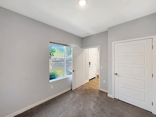 Building Photo - Spacious San Elijo Hills Home with 2-car G...