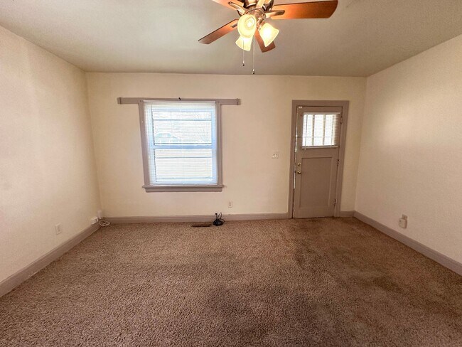 Building Photo - Cute House For Rent!