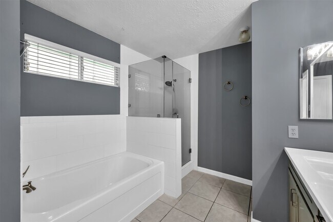 Building Photo - 10914 Waterview Cir