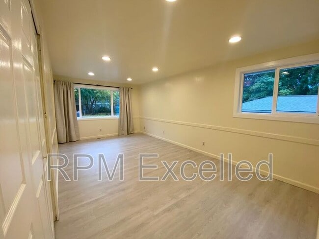 Building Photo - 3216 S 208th St