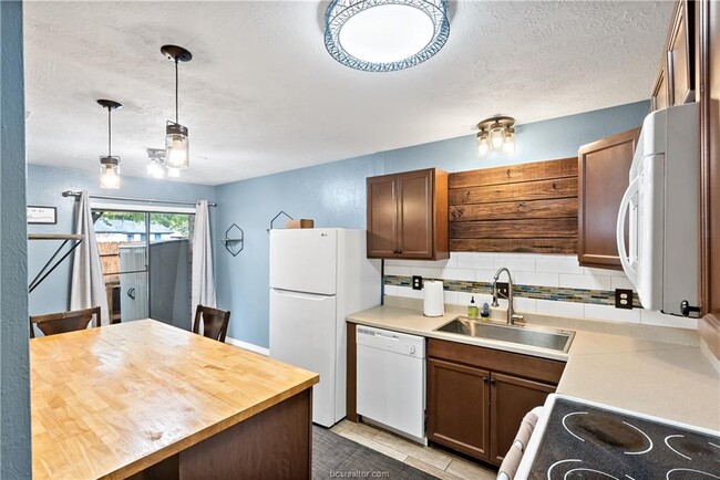 Building Photo - 2810 Forest Bend Dr