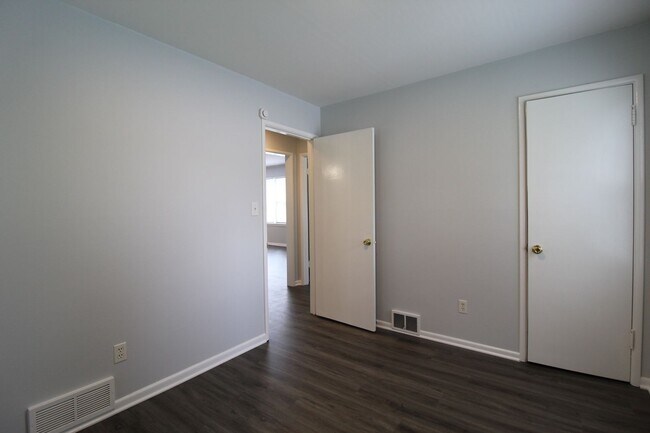 Building Photo - August FREE On This 3 Bedroom 1 Bath Home In Prairie Village