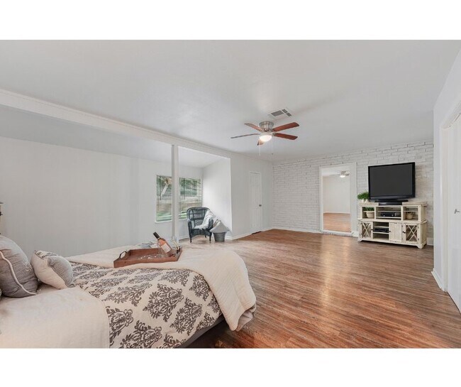 Building Photo - 309 E Kay St