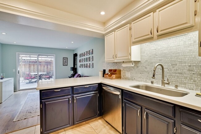 Building Photo - Large 3 Bed 2.5 Bath Townhome walking dist...
