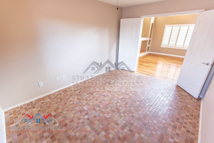 Building Photo - 4613 E Thorn Tree Dr