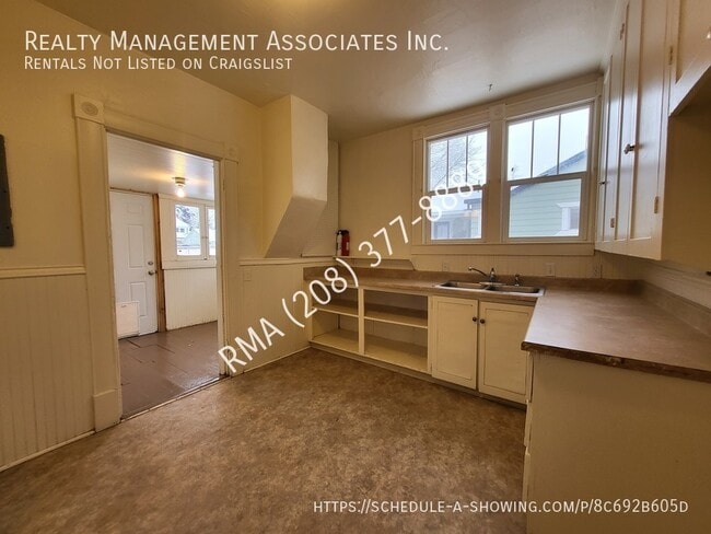 Building Photo - 1502 Heron St