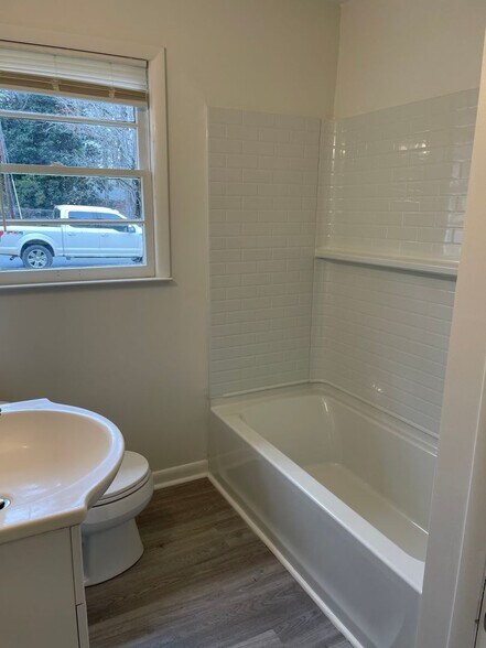 Building Photo - Cute and Newly Renovated Brick One Level H...