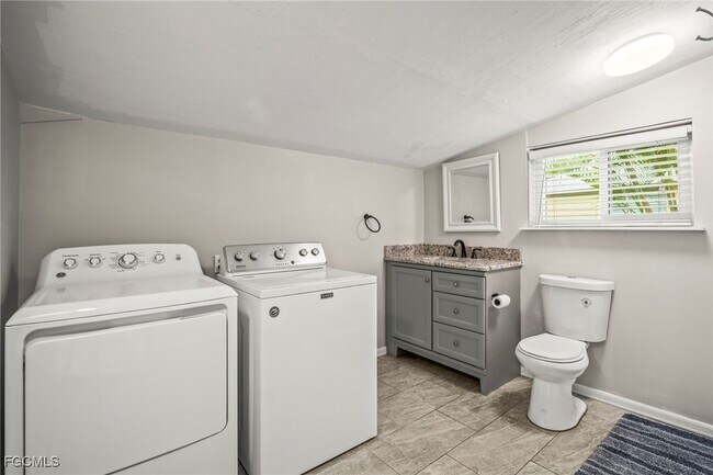 Building Photo - 2210 Parkview Dr