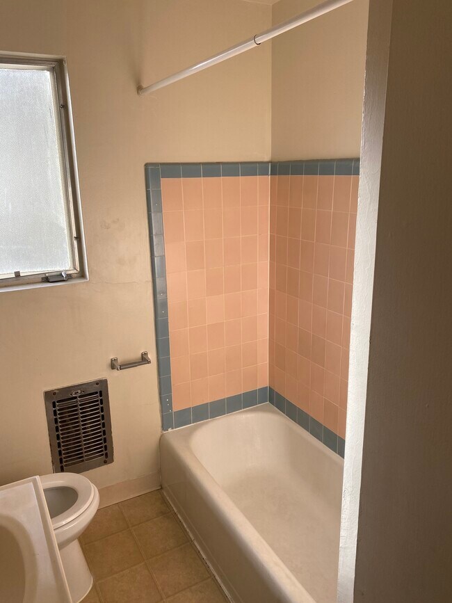 Building Photo - 3208 S Barrington Ave