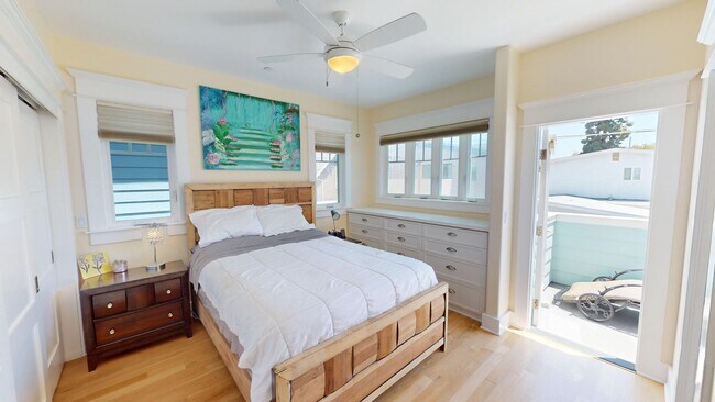 Building Photo - Spacious 3 Bed Coronado Home Available Unf...