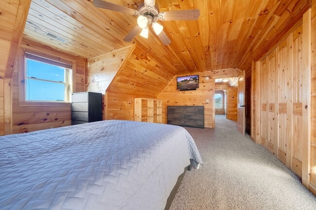 Building Photo - Sevierville 37876 - 3 bedroom, 3.5 Bath, 2486 sq. ft. Cabin and a 672 sq. ft. Studio above garage...