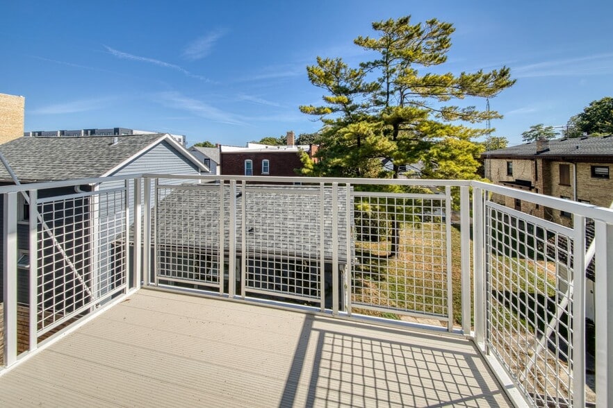 Building Photo - 5945 6th Ave