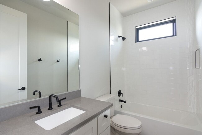 Building Photo - 2802 Lawrence Dr