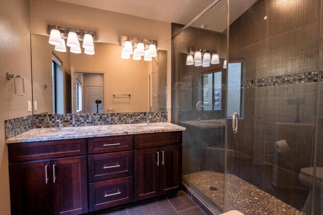 Building Photo - 2010 E 1st St