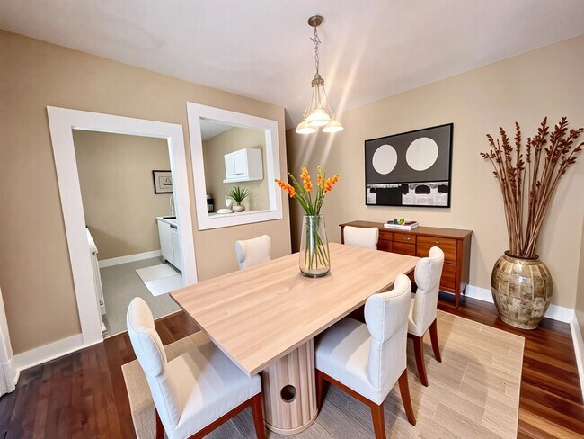 Building Photo - AMAZING!! 1 Bedroom 1 Bathroom Duplex In Highland Park!