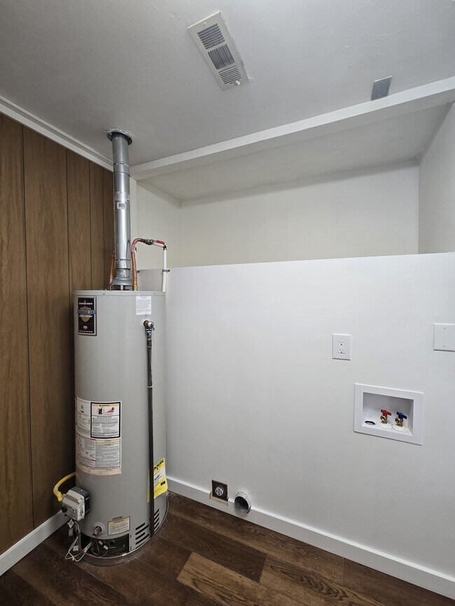 Building Photo - 1121 Luther E