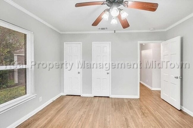 Building Photo - 6400 Greenway Rd