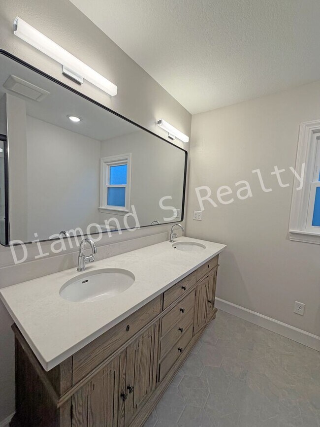 Building Photo - Stunning 2 Bedroom Home Located Near Mercy!