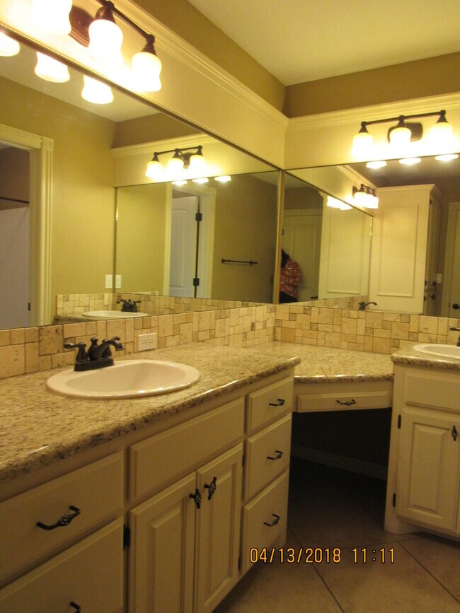 Building Photo - Fantastic home located in Eastlake