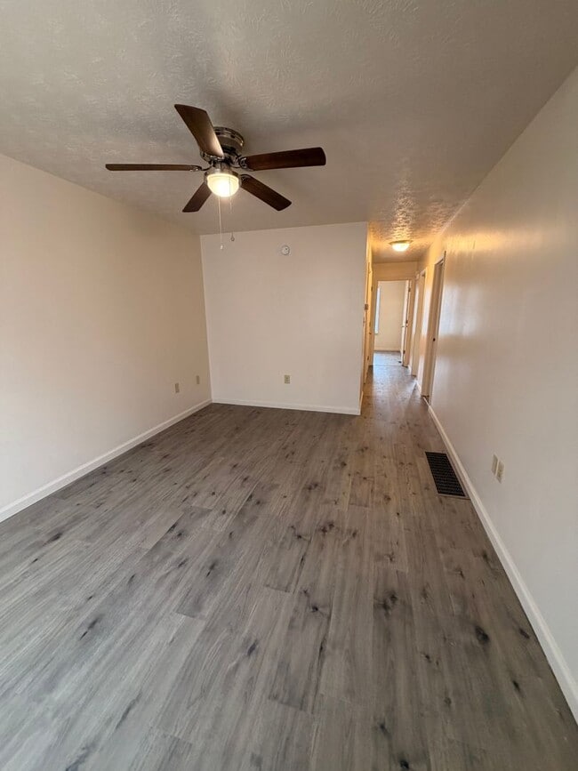 Building Photo - Spacious 2 Bed 1 Bath Duplex