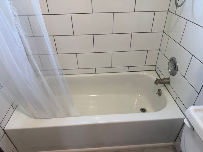 Building Photo - Large updated 2 bedroom 1 bathroom house in Springfield!