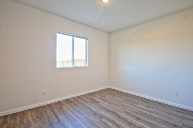 Building Photo - Newer home with solar AVAILABLE NOW!